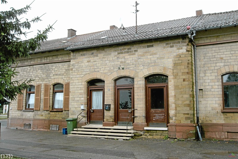 Bahn 135.jpg - Das Bahnhofsgebäude Hoffenheim von der Straßenseite.
